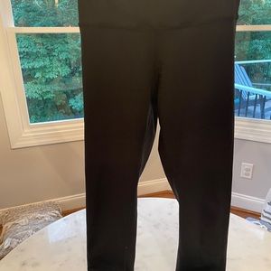 Leggings, ankle length, high rise in black.